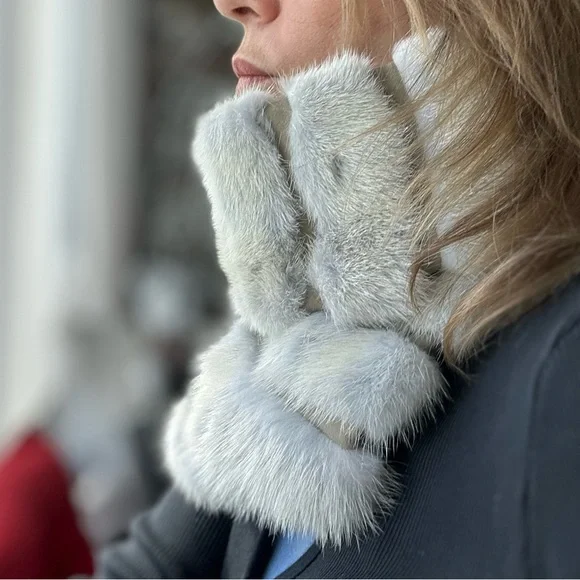 Pale blue fur scarf - Picture 3 of 5